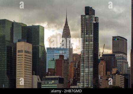 NEW YORK, USA - 12. Jun 2018: Eine wunderschöne Aufnahme von Gebäuden und Wolkenkratzern in New York an einem regnerischen Tag, USA Stockfoto