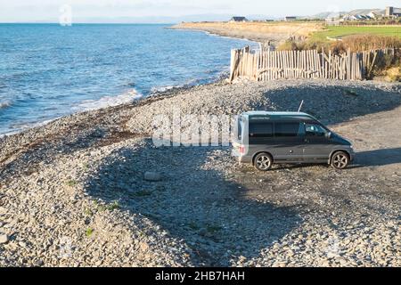 Mazda, Mazda Bongo, Mazda Bongo Friendee, Wohnmobil, Van, Leben im Van, Vanlife, Aufenthalt, AT, Küste, Küste, Kies, Kieselsteine, Strand, Seesee, Landlandschaft, Llanon, Llanon Beach, Parkplatz, Ceredigion, County, West, Mid, Wales, Walisisch, Großbritannien, Großbritannien, Großbritannien, Großbritannien, Großbritannien, Großbritannien, Europa, Europa, Europa, Stockfoto