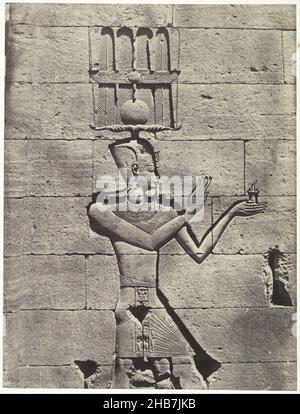 Relief von Kaiser Augustus als Pharao an der Wand des Tempels von Kalabsja, Ägypten, Nubia. Kalabscheh. Ptolémée-Caesarion, Ägypten, Nubien, Palästina und Syrie. Dessins photographiques (Serientitel), Maxime Du Camp, (auf Objekt erwähnt), anonym, Kalabsja, Drucker: Lille, Verlag: Paris, 1849 - 1851 und, oder 1852, Papier, Karton, gesalzener Papierdruck, Höhe 214 mm × Breite 163 mm, Höhe 444 mm × Breite 315 mm Stockfoto