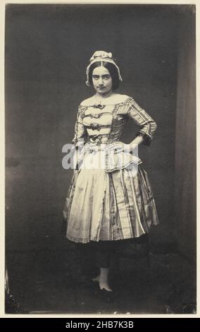 Porträt eines Mädchens im Bühnenkostüm, Eduard Isaac Asser, Amsterdam, 1856, Papier, Papier mit Salzdruck, Höhe 202 mm × Breite 125 mm Stockfoto