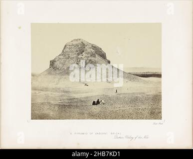 Pyramide von Amenemhat III bei Dashur in Ägypten, Eine Pyramide von unverbrannten Ziegeln, Dashur, Tal des Nils (Titel auf Objekt), Francis Frith (erwähnt auf Objekt), Egypte, 1856 - 1859, Papier, Pappe, Albumin-Print, Höhe 242 mm × Breite 312 mm Stockfoto