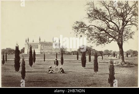 Britisches Denkmal in Kanpur, zum Gedenken an das Massaker von Bibighar, Memorial Well, Cawnpore (Titel auf Objekt), The Memorial Well, with the Cawnpore Church in the Distance (Originaltitel), Samuel Bourne (signiert vom Künstler), Kanpur, 1864 - 1866, Papier, Karton, Albumindruck, Höhe 190 mm × Breite 302 mmhöhe 344 mm × Breite 470 mm Stockfoto