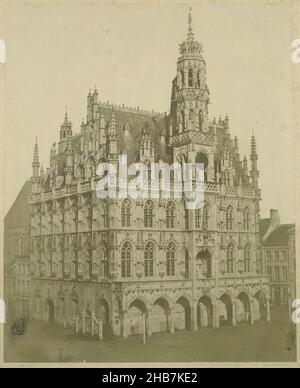 Hotel de Ville d'Audenarde (Titel auf Objekt), Eugène Desplanques (erwähnt auf Objekt), Drucker: Louis-Désiré Blanquart-Evrard (erwähnt auf Objekt), Frankreich, Drucker: Lille, Verlag: Lille, 1851 - 1855, Karton, gesalzener Papierdruck, Höhe 465 mm × Breite 381 mm Stockfoto