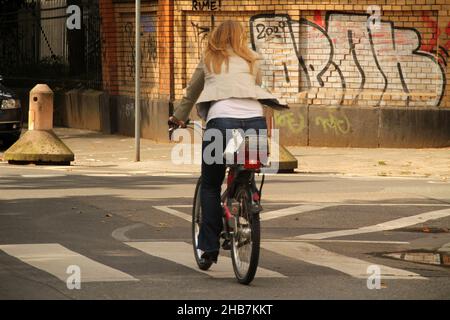 FRANKFURT, DEUTSCHLAND - 15. Sep 2014: Eine Frau auf dem Fahrrad in den Straßen von Frankfurt, Deutschland Stockfoto