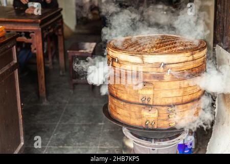 Körbe für Dampfgarer, Dim-Sum-Zubereitung, Street Food. Xitang, China Stockfoto