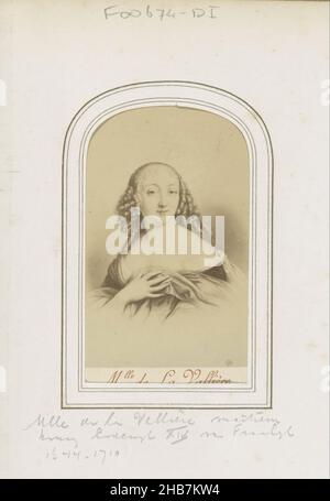 Fotoproduktion von (vermutlich) einem Druck von Louise Françoise de La Baume Le Blanc de La Vallière, Geliebte von König Ludwig XIV von Frankreich, MLL. De La Vallière (Titel auf Objekt), Teil des Fotoalbummit 123 Kartes-de-Visite von Mitgliedern europäischer Königshäuser, Politikern und bekannten Personen., Étienne Neurdein, anonym, c. 1863 - c. 1880, Karton, Papier, Albumin-Print, Höhe 85 mm × Breite 54 mmhöhe 105 mm × Breite 63 mm Stockfoto