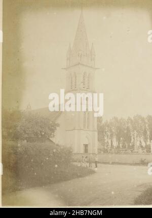 Kirchturm in Frankreich, Teil des Fotoalbums eines französischen Amateurfotografen mit Aufnahmen einer Familie, Brennerei Delizy &amp; Doistau Fils, der Armee und Sehenswürdigkeiten in Frankreich., anonym, Frankreich, c. 1900 - c. 1910, Papier, Albumin-Druck, Höhe 154 mm × Breite 113 mm Stockfoto