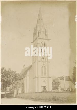 Kirche in Frankreich, Teil des Fotoalbums eines französischen Amateurfotografen mit Aufnahmen einer Familie, Brennerei Delizy &amp; Doistau Fils, die Armee und Orte von Interesse in Frankreich., anonym, Frankreich, c. 1900 - c. 1910, Papier, Albumin-Druck, Höhe 151 mm × Breite 111 mm Stockfoto