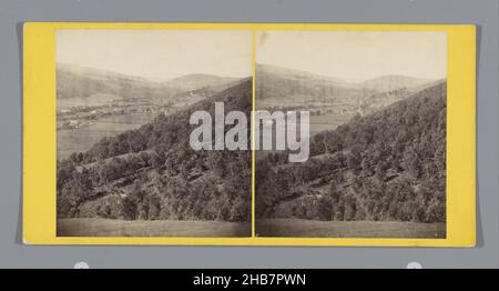 Ansicht von Glen Urquhart, Blick nach oben Glen Urquhart, von oben Drumnadrochit (Titel auf Objekt), George Washington Wilson (erwähnt auf Objekt), Glen Urquhart, c. 1858 - c. 1872, Karton, Albumin-Print, Höhe 85 mm × Breite 170 mm Stockfoto