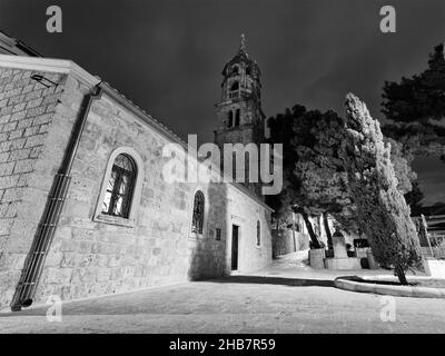 Blick auf den Glockenturm des Franziskanerklosters in Cavtat, Kroatien. Stockfoto