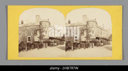 Ansicht eines Turms des Tower of London, des Tower of London, Traitor's Tower, vom Kai (Titel auf Objekt), anonym, London, c.. 1850 - c. 1880, Karton, Albumin-Print, Höhe 85 mm × Breite 170 mm Stockfoto