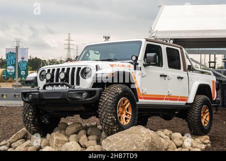 PONTIAC, MI/USA - 22. SEPTEMBER 2021: Ein 2021 Jeep Scrambler am Motor Bella, an der M1 Concourse, nahe Detroit, Michigan. Stockfoto