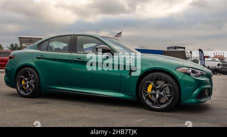 PONTIAC, MI/USA - 22. SEPTEMBER 2021: Ein 2021 Alfa Romeo Giulia Quadrifoglio-Auto auf dem Motor Bella, auf der M1 Concourse, in der Nähe von Detroit, Michigan. Stockfoto