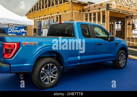 PONTIAC, MI/USA - 22. SEPTEMBER 2021: Ein 2021 Ford F-150 XL Supercab-Lastwagen auf dem Motor Bella, auf der M1 Concourse, in der Nähe von Detroit, Michigan. Stockfoto