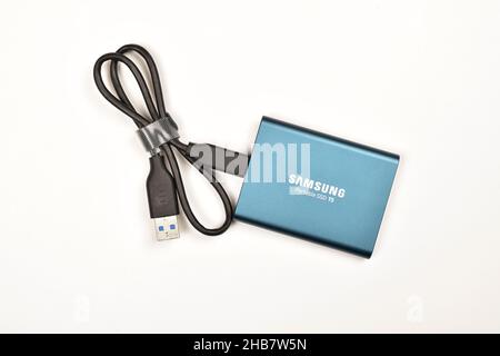 Neu Delhi, Indien - 11. Dezember 2021: Samsung SSD-Festplatte mit Datenkabel, externe SSD-Festplatte Stockfoto