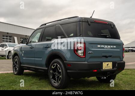 PONTIAC, MI/USA - 22. SEPTEMBER 2021: Ein 2021 Ford Bronco Outer Banks Sport SUV auf dem Motor Bella, auf der M1 Concourse, nahe Detroit, Michigan. Stockfoto