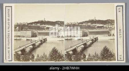 Ansicht der Fourvière in Lyon, Colline de Fourvières et Palais-de-Justice (Titel auf Objekt), Lyon (Serientitel), anonym, Lyon, c. 1860 - c. 1880, Karton, Albumin-Print, Höhe 85 mm × Breite 170 mm Stockfoto