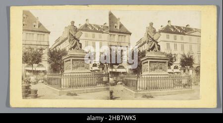 Statue von David d'Angers auf dem Place Gutenberg in Straßburg, Statue de Guttemberg, à Strasbourg (Titel auf Objekt), Bords du Rhin (Serientitel auf Objekt), anonym, Johann Heinrigs (auf Objekt erwähnt), Straatsburg (Frankrijk), Köln, c. 1850 - c. 1880, fotografischer Träger, Karton, Albumin-Druck, Höhe 87 mm × Breite 174 mm Stockfoto