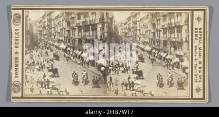 Blick auf die Via Toledo in Neapel, Sommer & Behles (auf Objekt erwähnt), Neapel, c. 1860 - c. 1880, fotografischer Träger, Karton, Albumin-Druck, Höhe 84 mm × Breite 172 mm Stockfoto