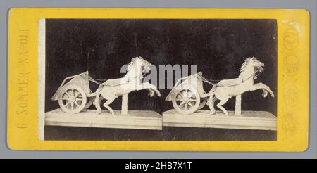 Skulptur eines Wagenwagens mit zwei Pferden in den Vatikanischen Museen, Giorgio Sommer (erwähnt auf Objekt), Vaticaanse Musea, c. 1860 - c. 1880, fotografischer Träger, Karton, Albumin-Druck, Höhe 84 mm × Breite 177 mm Stockfoto