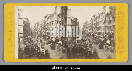 Ansicht der Via Toledo in Neapel, Strada Toledo (Napoli) (Titel auf Objekt), Giorgio Sommer (auf Objekt erwähnt), Neapel, c. 1860 - c. 1880, fotografischer Träger, Karton, Albumin-Druck, Höhe 84 mm × Breite 177 mm Stockfoto