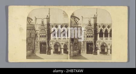 Blick auf die Porta della Carta des Dogenpalastes in Venedig, die Porta della Carta oder den Eingang des Herzogspalastes. Venedig (Titel auf Objekt), anonym, Venedig, c. 1850 - c. 1880, fotografischer Träger, Karton, Albumin-Druck, Höhe 81 mm × Breite 173 mm Stockfoto