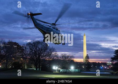 Washington DC, USA. 17th Dez 2021. Marine One mit US-Präsident Joe Biden verlässt am Freitag, den 17. Dezember, den South Lawn des Weißen Hauses in Washington, DC, USA. 2021. Präsident Biden wird zur Herbstbeginnungszeremonie 2021 der South Carolina State University reisen. Foto von Sarah Silbiger/UPI Credit: UPI/Alamy Live News Stockfoto