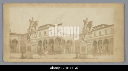 Reiterstatue von Ferdinando I de' Medici auf der Piazza della Santissima Annunziata in Florenz, anonym, Piazza della Santissima Annunziata, c. 1850 - c. 1880, Karton, Albumin-Print, Höhe 85 mm × Breite 170 mm Stockfoto