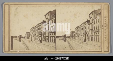 Ansicht eines Kais (vermutlich) entlang des Arno Flusses in Florenz, Alphonse Bernoud (auf Objekt erwähnt), Florenz, c. 1850 - c. 1880, Karton, Albumin-Print, Höhe 85 mm × Breite 170 mm Stockfoto