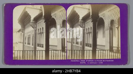 Ansicht des Haupteingangs zum Alcazar in Sevilla, Principale Porte d'Entree au Palais de l'Alcazar a Séville (Titel auf Objekt), Jean Andrieu (auf Objekt erwähnt), Sevilla, 1862 - 1876, Karton, Albumendruck, Höhe 85 mm × Breite 170 mm Stockfoto