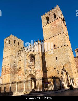 Romanische Fassade der Kathedrale, Kathedrale Santa María de Sigüenza, Siguenza, Provinz Guadalajara, Spanien Stockfoto