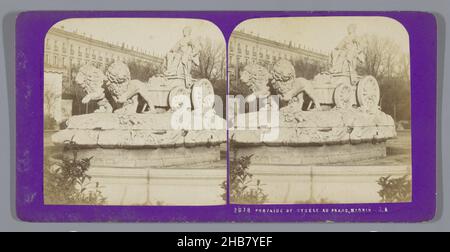 Cybele-Brunnen auf der Plaza de Cibeles in Madrid, FONTAINE DE CYBELE AU PRADO, MADRID (Titel auf Objekt), Jean Andrieu (auf Objekt erwähnt), Plaza de Cibeles, 1862 - 1876, Karton, Albumendruck, Höhe 85 mm × Breite 170 mm Stockfoto