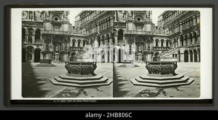 Blick auf einen Brunnen im Innenhof des Dogenpalastes in Venedig, Italien, Puits du Palais Ducal Venise (Titel auf Objekt), L. F. (Auf Objekt erwähnt), Venedig, 1856 - 1890, Glas, Zegel Rand:, Schieber, Höhe 82 mm × Breite 170 mm Stockfoto