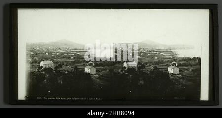 Ansicht von La Seyne-sur-Mer, von Toulon aus gesehen, Frankreich, Vue générale de la Seyne, Pry de l'autre côté de la rade de Toulon (Titel auf Objekt), Ferrier Père-Fils et Soulier (auf Objekt erwähnt), Claude-Marie Ferrier (auf Objekt erwähnt), Toulon, 1860 - 1870, Glas, Zegel Rand:, Schieber, Höhe 83 mm × Breite 170 mm Stockfoto