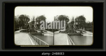 Künstlicher Wasserfall im Parc de Saint-Cloud, Paris, Perspective de la Cascade de St-Cloud (Titel auf Objekt), anonym, Paris, 1860 - 1890, Glas, Schieber, Höhe 83 mm × Breite 173 mm Stockfoto