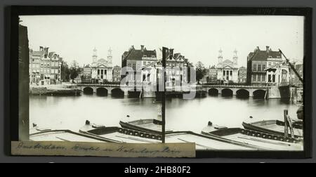 Blick auf die Amstel, Moses und Aaron Kirche in der Ferne, Amsterdam. Amstel und Waterlooplein (Titel auf Objekt), Charles-Henri Plaut (möglicherweise), Verlag: Alexis Gaudin et Frère (zugeschrieben), Amsterdam, 1858, Glas, Dia, Höhe 85 mm × Breite 170 mm Stockfoto