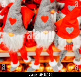 Lustige Stofftiere Gnome sitzen auf einem Regal in einem Geschäft. Weihnachtsmarkt. Stockfoto