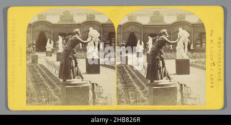 Skulpturen im Jardin Central auf der Weltausstellung 1867, Groupe de Statues dans le Jardin Central, le Colin-Maillard (Titel auf Objekt), Exposition Universelle de 1867 (Serientitel auf Objekt), Léon & Lévy (auf Objekt erwähnt), Paris, 1867, Karton, Papier, Albumin-Print, Höhe 83 mm × Breite 171 mm Stockfoto