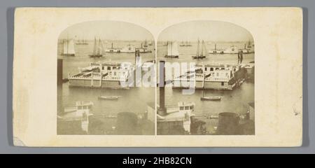 Bay of New York, Blick vom Barge Office, Blick vom Barge Office, New York (Titel auf Objekt), Vereinigte Staaten von Amerika (Serientitel auf Objekt), William England (zugeschrieben), Verlag: The London Stereoscopic Company (erwähnt auf Objekt), New York (Stadt), Verlag: London, 1859, Karton, Papier, Albumin-Druck, Höhe 84 mm × Breite 173 mm Stockfoto