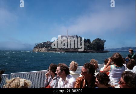 USA. Kalifornien. San Francisco. Touristen, die Alcatraz von einem Boot aus betrachten. Stockfoto