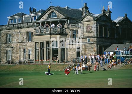 Vereinigtes Königreich. Schottland. Fife. Der Royal and Ancient Golf Club von Saint Andrews. Die 18th grün. Nick Faldo. 1980s. Stockfoto