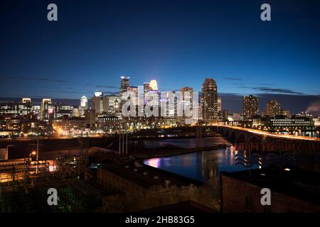 Blick auf die Skyline von Minneapolis in der Dämmerung. Minnesota Stockfoto