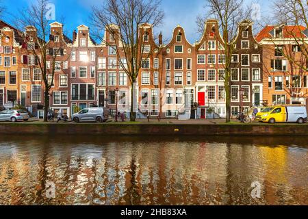 Sonniger Amsterdamer Kanal Leidsegracht mit typischen holländischen Häusern, Holland, Niederlande. Stockfoto