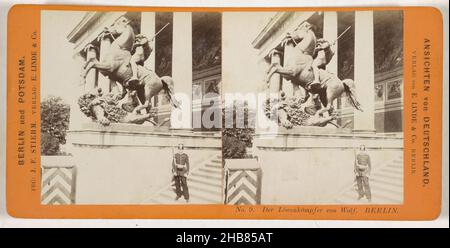 Eintritt ins Alte Museum, Berlin mit Albert Wolffs Löwenkämpfer und einem Wächter, der Löwenkäpfer von Wolf. Berlin (Titel auf Objekt), Ansichten von Deutschland, Berlin und Potsdam (Serientitel auf Objekt), Johann Friedrich Stiehm (erwähnt auf Objekt), Verlag: E. Linde & Co (erwähnt auf Objekt), Altes Museum, Verlag: Berlin, 1868 - 1870, Karton, Papier, Albumin-Druck, Höhe 86 mm × Breite 176 mm Stockfoto