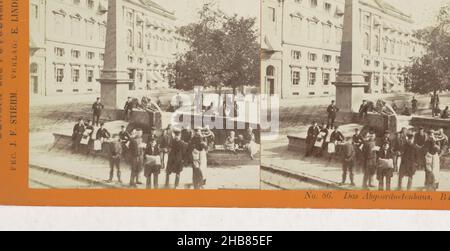 Brunnen mit Obelisk vor dem Repräsentantenhaus, Berlin, das Abgeordnetenhaus, Berlin (Titel auf Objekt), Ansichten von Deutschland, Berlin und Potsdam (Serientitel auf Objekt), Johann Friedrich Stiehm (auf Objekt erwähnt), Verlag: E. Linde & Co (auf Objekt erwähnt), Huis van Afgevaardigden, Verlag: Berlin, 1868 - 1870, Karton, Papier, Albumin-Druck, Höhe 86 mm × Breite 176 mm Stockfoto