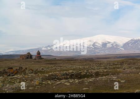 Die Ruinen von Ani. Links sieht man die Kathedrale mit der fehlenden Kuppel, rechts die Kirche St. Gregor von den Abughamrents. Türkei Stockfoto