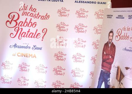 Neapel, Italien. 16th Dez 2021. NEAPEL, ITALIEN - 16. DEZEMBER: Die Plakatwand für Alessandro Sianis neuen Film während der Photocall bei der Premiere des Films ''Chi ha incastato Babbo Natale'', am 16. Dezember 2021 im Happy MaxiCinema in Afragola, Neapel, Italien. (Bild: © Manuel Dorati/ZUMA Press Wire) Bild: ZUMA Press, Inc./Alamy Live News Stockfoto