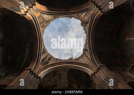 Blick in den Himmel durch die Öffnung der fehlenden Kuppel der Kathedrale in der zerstörten mittelalterlichen armenischen Stadt Ani in der türkischen Provinz Kars. Stockfoto