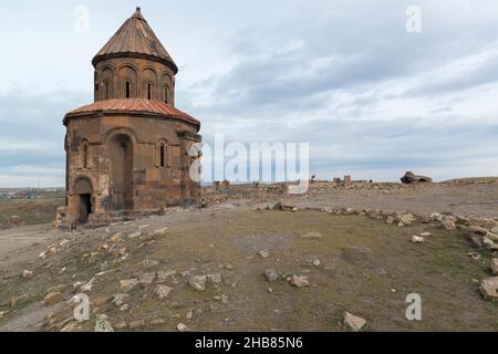 Kirche des heiligen Gregor von den Abughamrents in der ruinierten mittelalterlichen armenischen Stadt Ani, die heute in der türkischen Provinz Kars liegt. Stockfoto