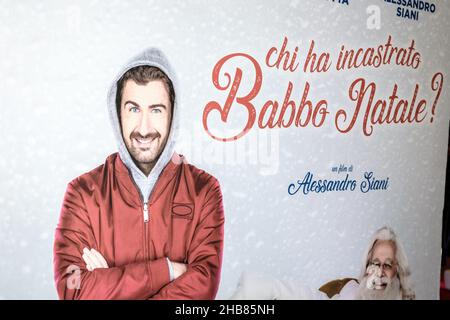 Neapel, Italien. 16th Dez 2021. NEAPEL, ITALIEN - 16. DEZEMBER: Die Plakatwand für Alessandro Sianis neuen Film während der Photocall bei der Premiere des Films ''Chi ha incastato Babbo Natale'', am 16. Dezember 2021 im Happy MaxiCinema in Afragola, Neapel, Italien. (Bild: © Manuel Dorati/ZUMA Press Wire) Bild: ZUMA Press, Inc./Alamy Live News Stockfoto